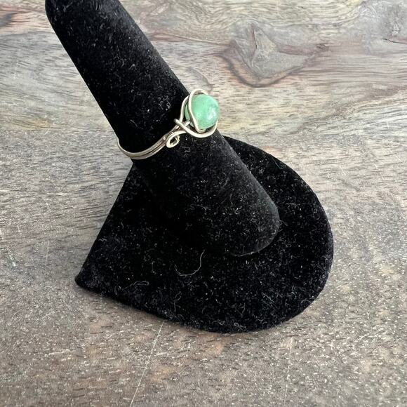 🍭6/$30 Handmaid silver coil ring with milky green gem - size 7.75 - Picture 2 of 6